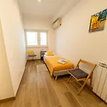 New Cozy Apt, Close To Downtown شقة